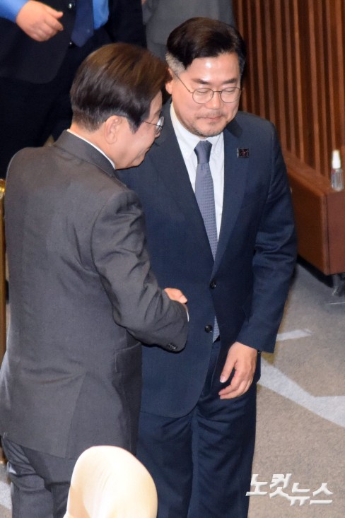 4일 서울 여의도 국회에서 열린 제424회국회(임시회) 제1차 본회의를 마치고 나서며 더불어민주당 이재명 대표와 박찬대 원내대표가 인사를 하고 있다.