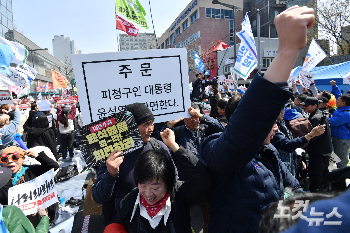 헌법재판소가 윤석열 대통령의 파면을 선고하자 4일 서울 종로구 안국역 인근에서 윤 대통령 탄핵에 찬성하는 시민들이 환호하고 있다. 헌재는 재판관 만장일치 의견으로 탄핵소추를 인용했다. 류영주 기자