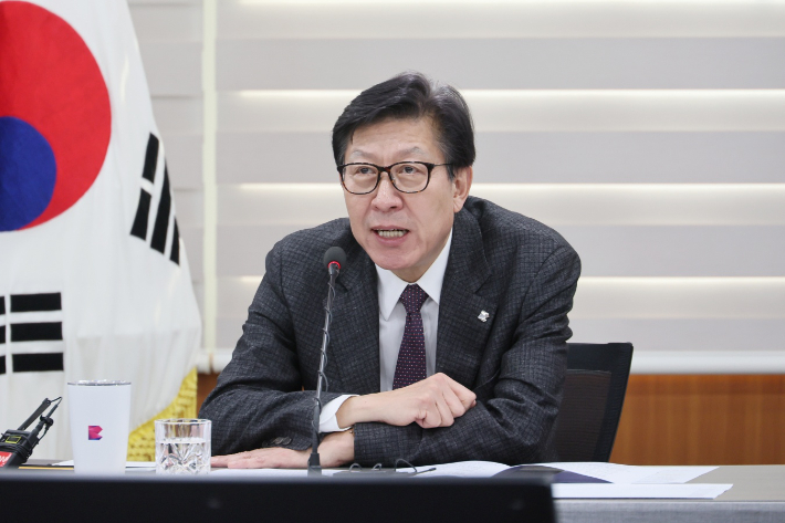 박형준 부산시장이 4일 오후 시청에서 긴급 간부회의를 열고 민생안정 노력과 공직기강 확립을 당부했다. 부산시 제공
