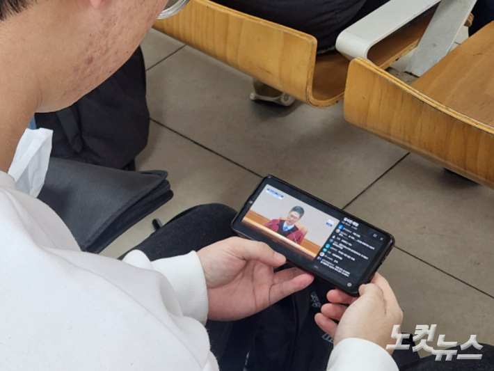 4일 부산서부버스터미널에서 한 시민이 헌법재판소의 윤석열 전 대통령 탄핵 심판 선고를 보고 있다. 정혜린 기자