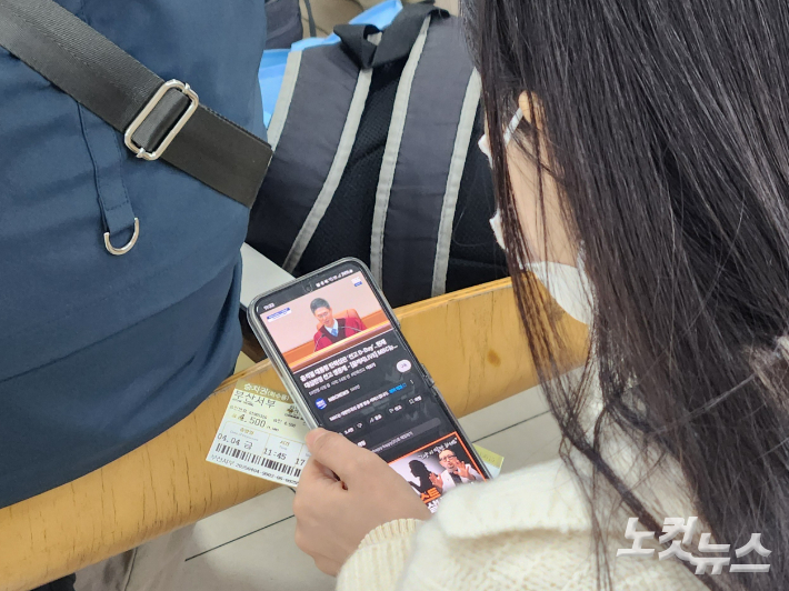 4일 오전 부산서부버스터미널에서 시민이 헌법재판소의 윤석열 전 대통령 탄핵 심판 선고를 보고 있다. 정혜린 기자