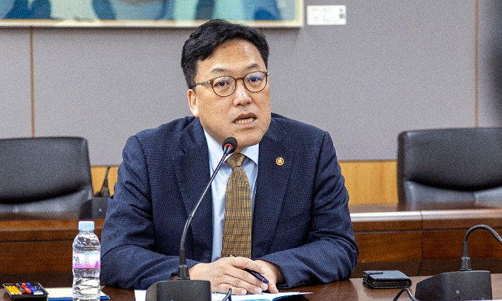 김병환 금융위원장이 4일 서울 종로구 정부서울청사에서 열린 금융위원장 주재 긴급 간부회의에서 발언하고 있다. 금융위원회 제공
