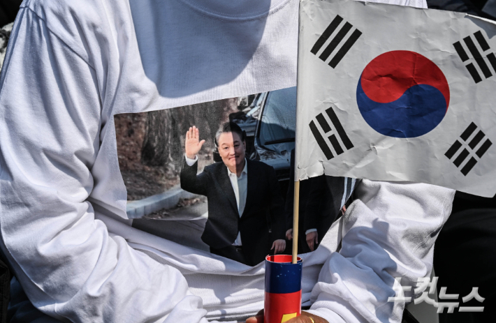 4일 서울 용산구 한남동 대통령 관저 앞에서 열린 윤석열 대통령 지지자들이 윤 대통령의 파면이 선고되자 침통해 하고 있다. 황진환 기자