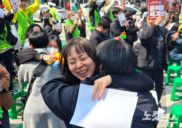 4일 오전 헌법재판소가 윤석열 대통령의 파면을 선고하자 충북도청 서문 앞에 모인 시민들이 환호하고 있다. 최범규 기자
