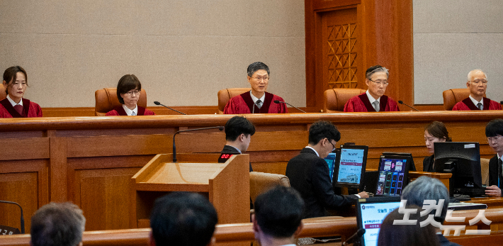 문형배 헌법재판소장 직무대행이 4일 오전 서울 종로구 헌법재판소 대심판정에서 윤석열 대통령 탄핵심판 인용 결정문을 낭독하고 있다. 사진공동취재단