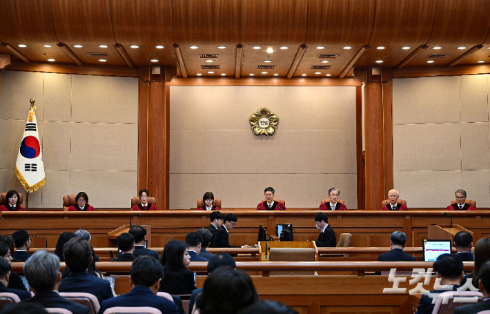 문형배 헌법재판소장 직무대행이 4일 오전 서울 종로구 헌법재판소 대심판정에서 윤석열 대통령 탄핵심판 선고를 하고 있다. 사진공동취재단