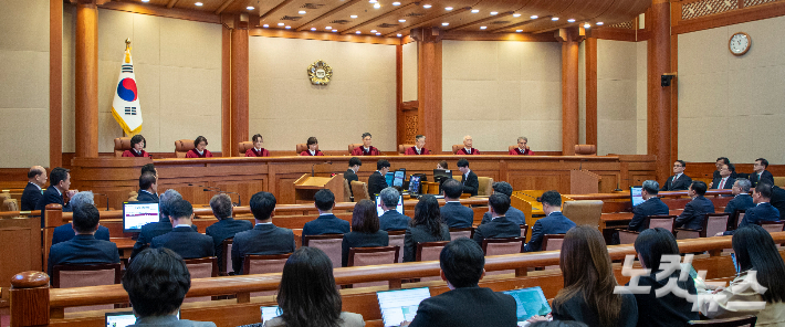 문형배 헌법재판소장 직무대행이 4일 오전 서울 종로구 헌법재판소 대심판정에서 윤석열 대통령 탄핵심판 인용 결정문을 낭독하고 있다. 사진공동취재단