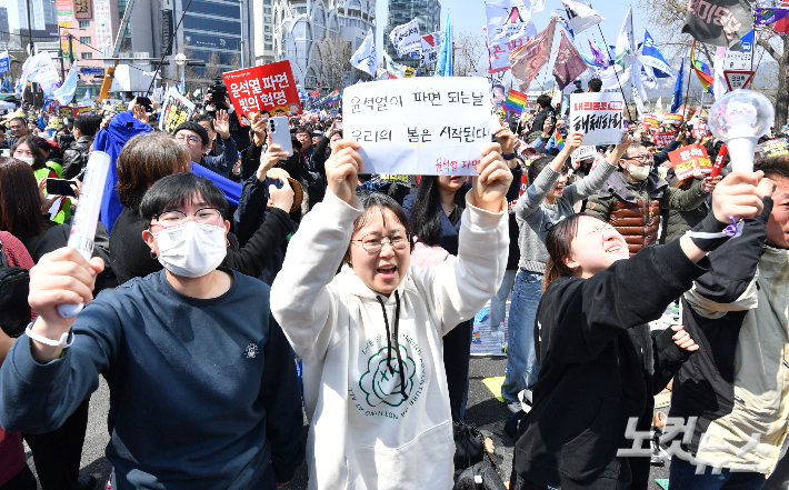 헌법재판소가 윤석열 대통령의 파면을 선고하자 4일 서울 종로구 안국역 인근에서 윤 대통령 탄핵에 찬성하는 시민들이 환호하고 있다. 헌재는 재판관 만장일치 의견으로 탄핵소추를 인용했다. 류영주 기자