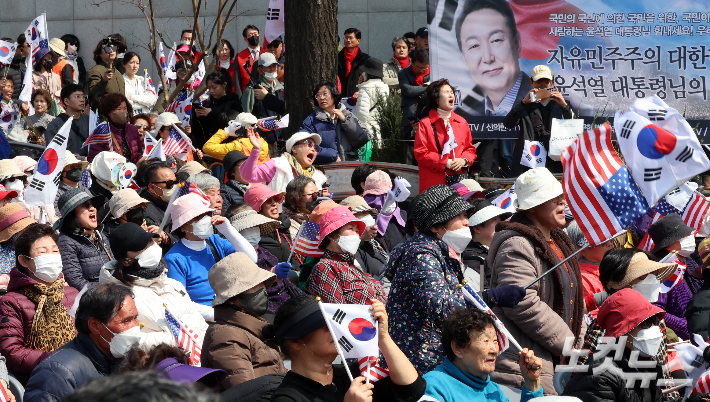 4일 오전 헌법재판소가 윤석열 대통령 파면 결정을 내리자 서울 용산구 한남동 대통령 관저 앞에서 윤 대통령 지지자들이 허무한 표정을 짓고 있다. 황진환 기자