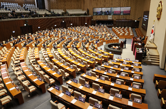 윤석열 전 대통령에 대한 파면이 선고된 4일 서울 여의도 국회에서 열린 본회의에서 더불어민주당 박찬대 원내대표가 '12.3. 윤석열 비상계엄을 해제한 대한민국 국민께 드리는 감사문에 대한 수정안' 제안설명을 하고 있다. 이날 국민의힘 의원들은 본회의에 불참했다. 연합뉴스
