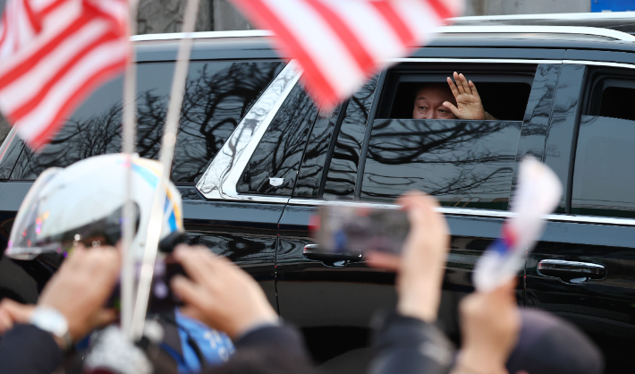 서울구치소에서 석방된 윤석열 대통령이 8일 서울 한남동 관저에 도착하며 지지자들에게 인사하고 있다. 연합뉴스