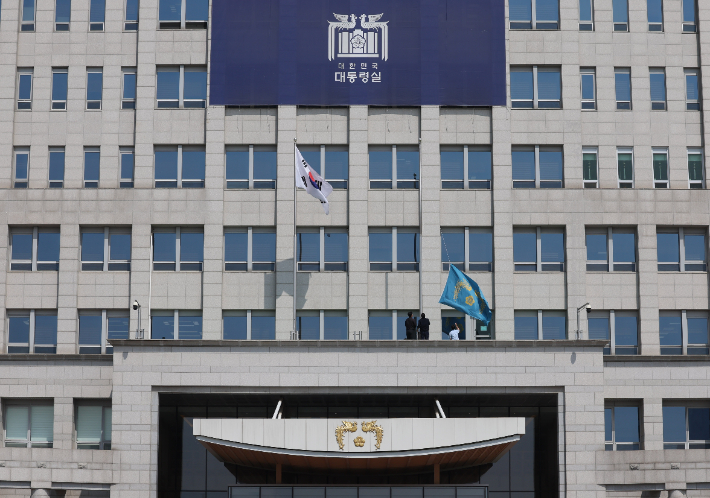 헌법재판소가 윤석열 대통령 파면을 선고한 4일 서울 용산구 대통령실에서 관계자들이 봉황기를 내리고 있다. 연합뉴스