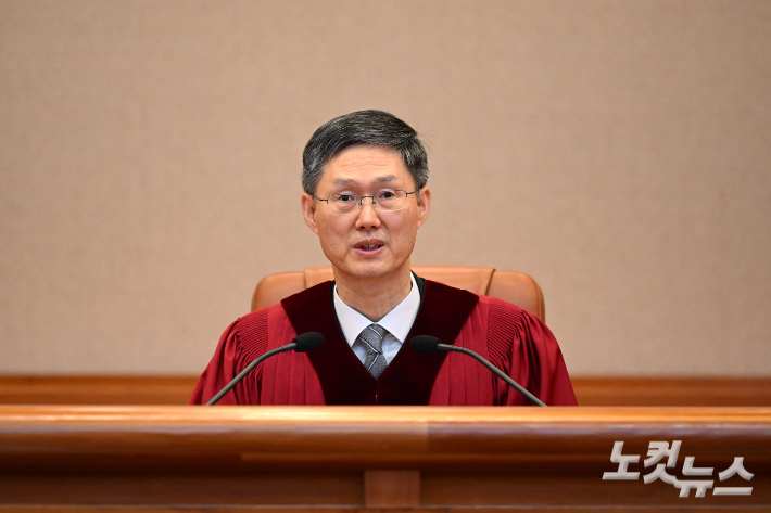 문형배 헌법재판소장 권한대행이 4일 오전 서울 종로구 헌법재판소 대심판정에서 열린 윤석열 대통령 탄핵심판 선고 기일에 참석해 선고문을 낭독하고 있다. 사진공동취재단