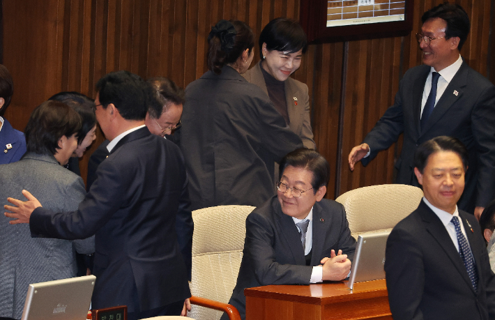 더불어민주당 이재명 대표가 윤석열 전 대통령에 대한 파면이 선고된 4일 서울 여의도 국회 본회의장에서 열린 '12.3. 윤석열 비상계엄을 해제한 대한민국 국민께 드리는 감사문에 대한 수정안' 표결 등에 참석해 동료 의원들과 인사하고 있다. 연합뉴스