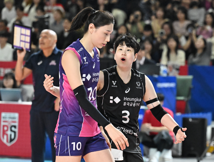 고개 숙인 김연경. 한국배구연맹