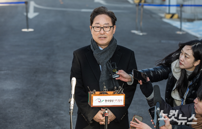 박범계 더불어민주당 의원이 20일 서울 종로구 헌법재판소에서 열린 윤석열 대통령 탄핵심판 10차 변론기일에 참석하며 취재진의 질문에 답하고 있다. 박종민 기자
