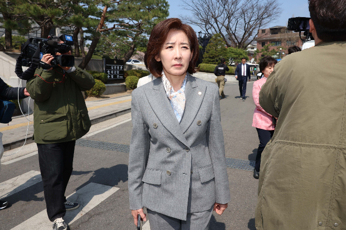 탄핵 인용, 헌재 나서는 나경원 의원     (서울=연합뉴스) 윤석열 대통령의 탄핵심판 선고일인 4일 서울 종로구 헌법재판소에서 재판관 만장일치 의견으로 국회의 탄핵소추의결이 인용되자 나경원 국민의힘 의원이 헌재를 나서고 있다. 2025.4.4 [사진공동취재단]     photo@yna.co.kr (끝)   <저작권자(c) 연합뉴스, 무단 전재-재배포, AI 학습 및 활용 금지> 연합뉴스