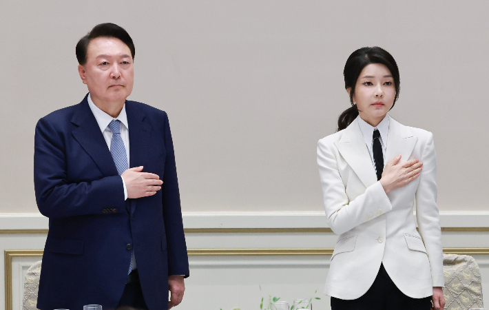 윤석열 대통령 '파면'     (서울=연합뉴스) 4일 헌법재판소가 윤석열 대통령 탄핵 사건에 대해 인용 선고를 했다. 탄핵 소추 111일, 변론 종결 38일 만이다.     사진은 지난해 9월 13일 2024 파리 패럴림픽 선수단 격려 오찬에서 국기에 경례하는 윤 전 대통령과 김건희 여사. 2025.4.4 [연합뉴스 자료사진]     photo@yna.co.kr (끝)   <저작권자(c) 연합뉴스, 무단 전재-재배포, AI 학습 및 활용 금지> 연합뉴스