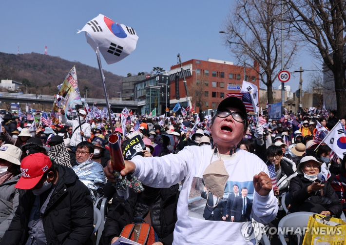 (서울=연합뉴스) 서대연 기자 = 헌법재판소가 윤석열 대통령의 파면을 선고한 4일 서울 용산구 한남동 대통령 관저 인근에서 열린 대한민국바로세우기국민운동본부 탄핵반대 집회에서 한 지지자가 오열하고 있다. 2025.4.4 dwise@yna.co.kr 연합뉴스