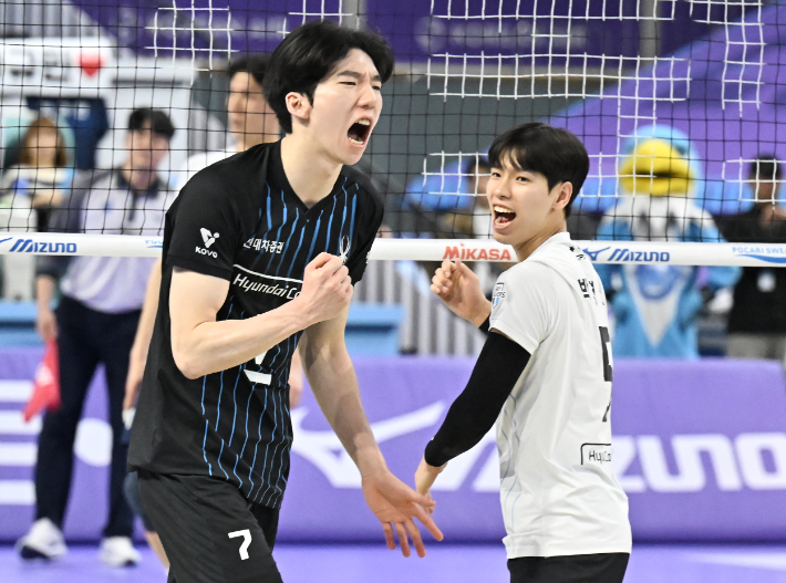 환호하는 허수봉(왼쪽). 한국배구연맹