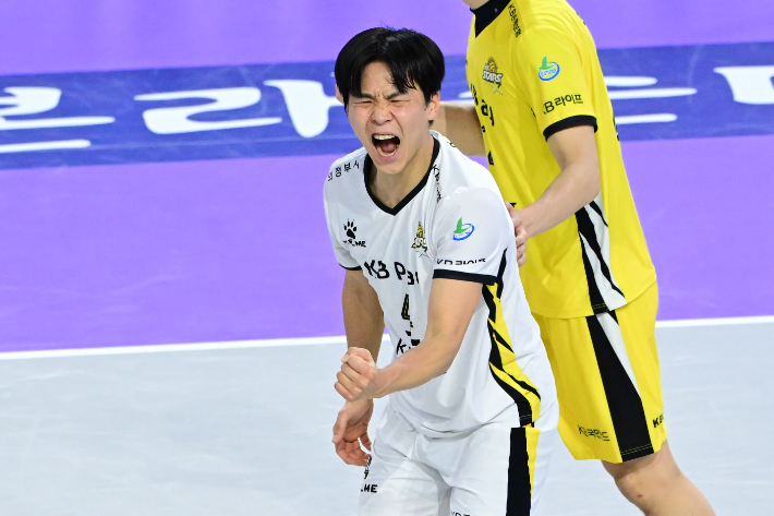 환호하는 정민수. 한국배구연맹