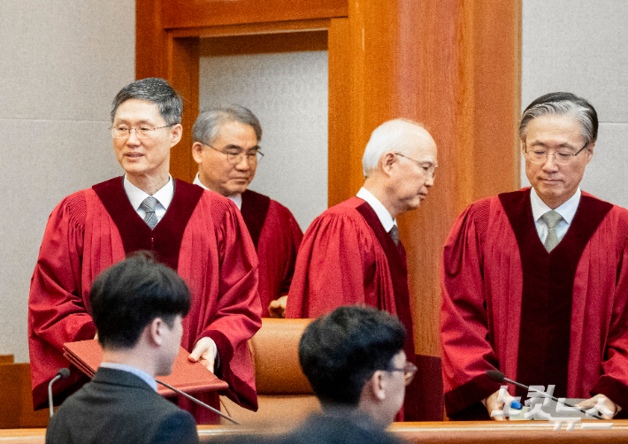 문형배 헌법재판소장 직무대행을 비롯한 헌법재판관들이 4일 오전 서울 종로구 헌법재판소 대심판정에서 열린 윤석열 대통령 탄핵심판 선고를 위해 입장하고 있다. 사진공동취재단