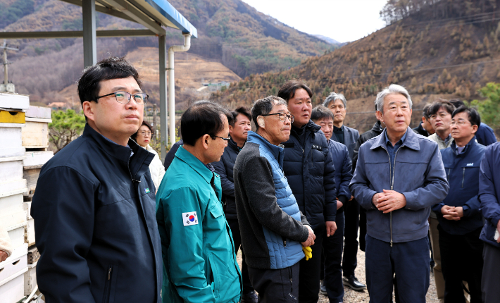 강호동 농협중앙회 회장과 류길년 경남본부장이 경남 산불 피해 현장을 방문했다. 경남농협 제공 