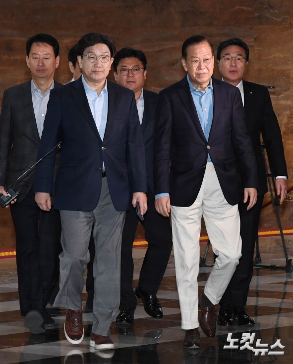 의총 참석하는 권영세-권성동