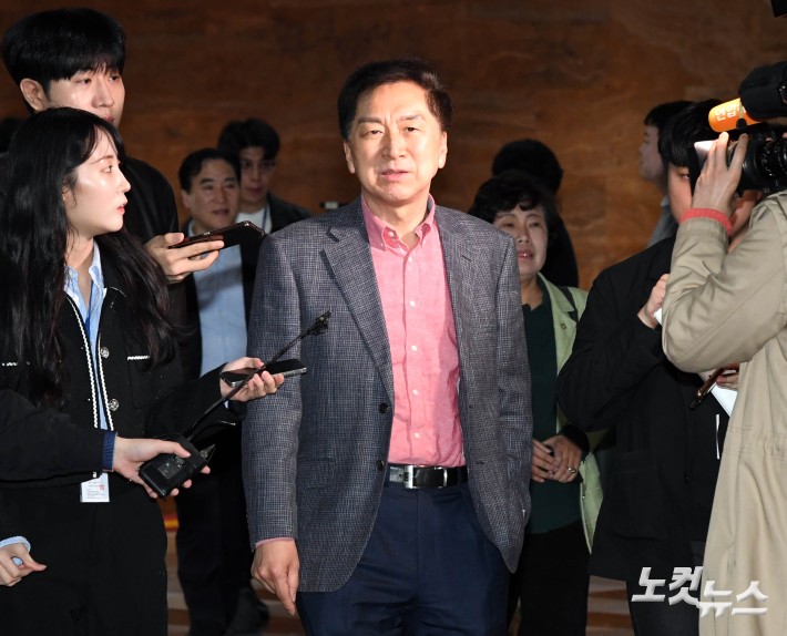 의원총회 참석한 김기현