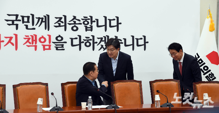 국민의힘 권영세 비상대책위원장(왼쪽)과 권성동 원내대표가 6일 오후 국회에서 열린 4선이상 중진의원 간담회에 참석해 악수하고 있다. 황진환 기자