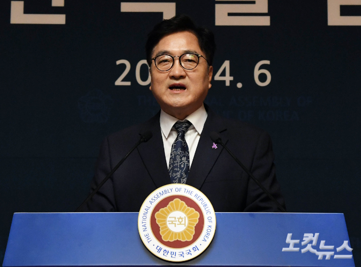 우원식 국회의장이 6일 오후 국회 사랑재에서 개헌 관련 특별 담화를 발표하고 있다. 우 의장은 "이번 대통령 선거일에 개헌 국민투표를 동시에 시행할 것을 제안한다"고 말했다. 황진환 기자