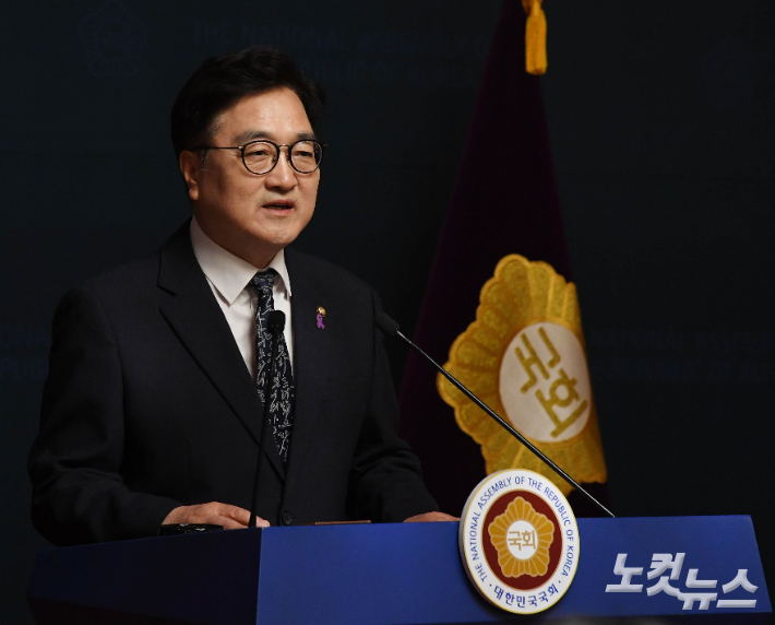 우원식 국회의장이 6일 오후 국회 사랑재에서 개헌 관련 특별 담화를 발표하고 있다. 우 의장은 "이번 대통령 선거일에 개헌 국민투표를 동시에 시행할 것을 제안한다"고 말했다. 황진환 기자