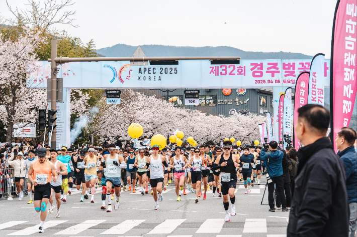 경주 보문관광단지에서 열린 제32회 경주벚꽃마라톤대회 참가자들이 출발하고 있다. 올해 대회에는 27개국 1만 5천여 명이 참가했다. 경주시 제공
