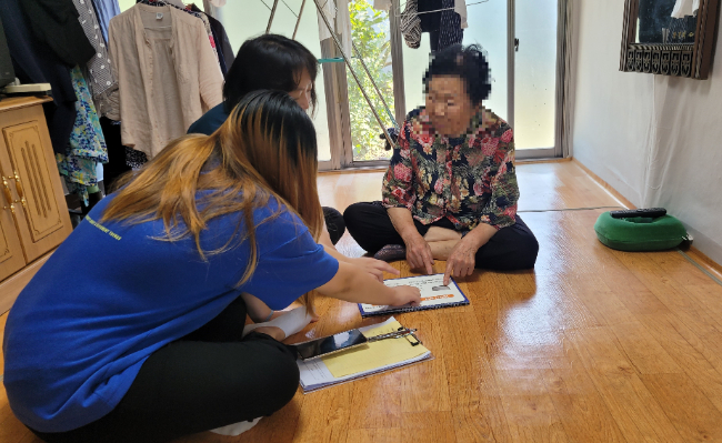 전남 일부 시군이 스마트 복지안전 서비스인 고독사 위험군 돌봄활동을 벌이고 있다. 전남도 제공