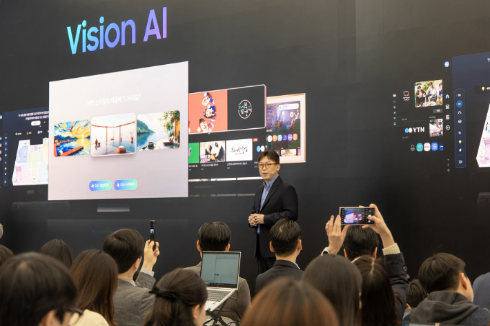 삼성전자 용석우 사장이 'Unbox & Discover 2025' 행사에서 진정한 AI TV 시대를 선언하며 2025년 TV 전략을 소개했다. 삼성전자 제공