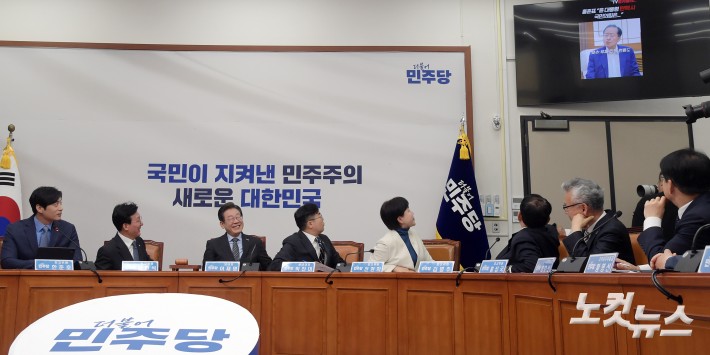 홍준표 시장 발언 영상 보고 미소짓는 이재명 대표