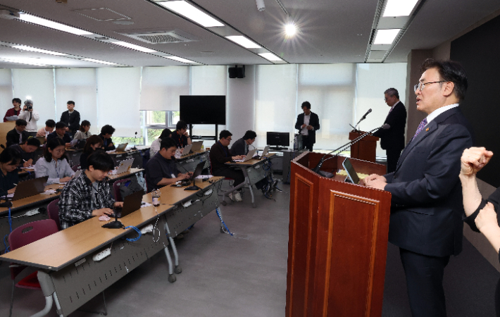 7일 유상임 과학기술정보통신부 장관이 '2025년도 핵심과제 3월 실적 및 4월 계획 브리핑'에서 설명하고 있는 모습. 연합뉴스