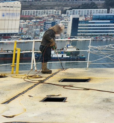 지난 5일 부산 사하구 다대포항 인근에서 신고 없이 선박 해체 작업을 진행한 조선업체가 부산해경에 적발됐다. 부산해양경찰서 제공