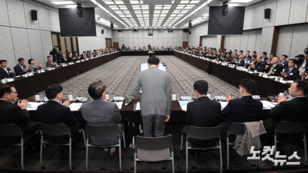 고개숙여 인사하는 이복현 금감원장