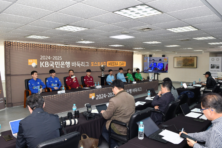 '2024-2025 KB국민은행 바둑리그 포스트시즌 미디어데이' 행사에 참석한 포스트시즌 진출팀들이 취재진의 질의에 답하고 있다. 한국기원 제공