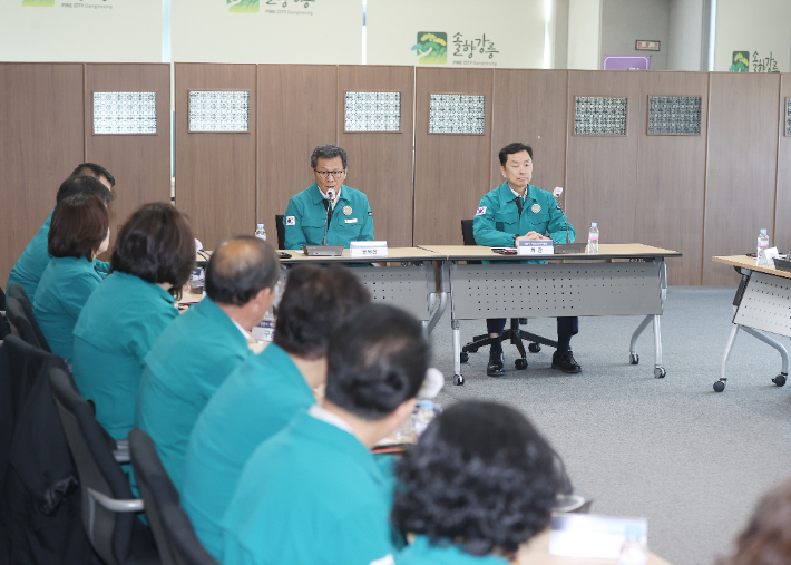  강풍예보에 따른 읍·면·동장 긴급 대책 회의. 강릉시 제공