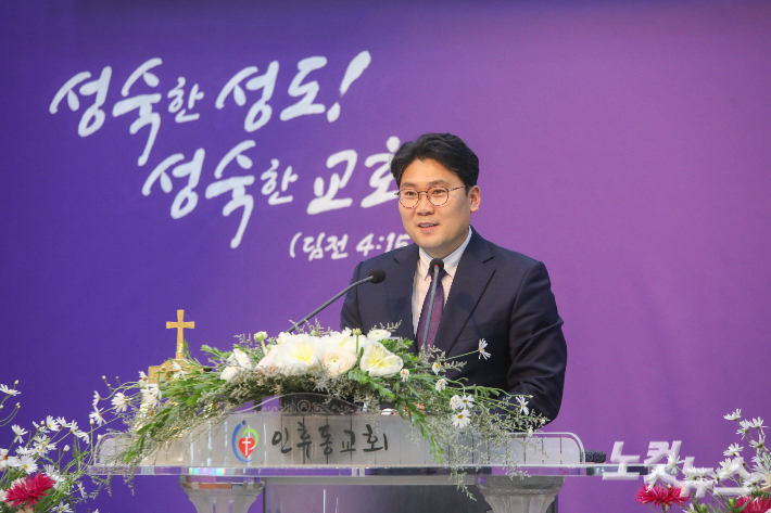 지방회장 홍용휘 목사가 설교를 전하고 있다.