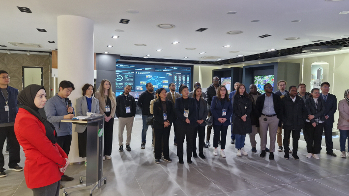 워크숍 참가자들이 한수원중앙연구원 SSNC관제센터를 방문해 시설을 견학하고 있다. 한수원 제공