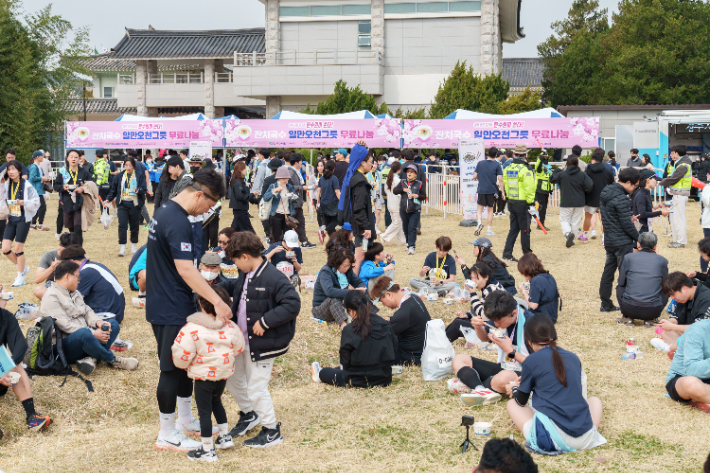 마라톤대회 참가자들이 월성본부가 나눠준 국수를 먹고 있다. 월성본부 제공