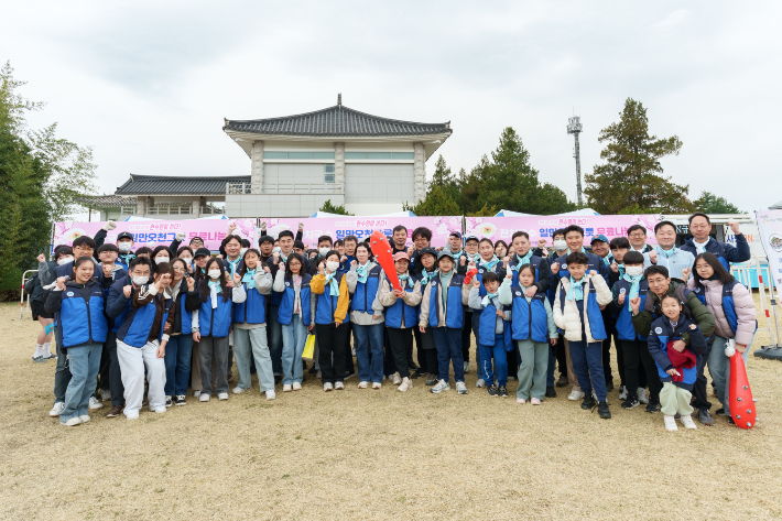 봉사활동에 참석한 한수원 직원과 가족들이 단체사진를 촬영하고 있다. 월성본부 제공