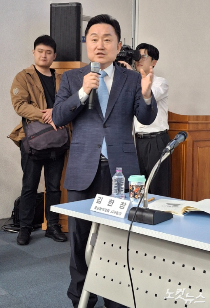 7일 부산시 중회의실에서 열린 '한국형 연방, 지방분권국가 선도모델 - 부산특별자유시를 제안한다'는 정책 워크숍에서 발언하고 있는 최인호 전 의원. 강민정 기자