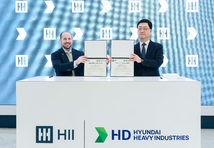 HD현대중공업 주원호 특수선사업대표(오른쪽)와 '헌팅턴 잉걸스' 브라이언 블란쳇 사장. HD현대 제공