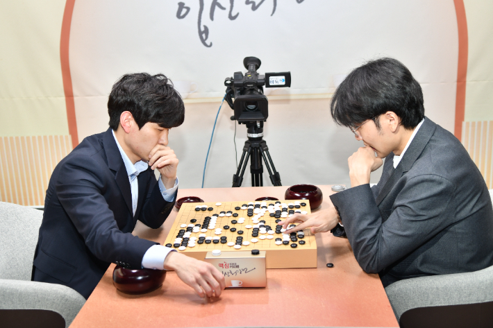 제26기 맥심커피배 입신최강전 결승 3번기 최종국 후 복기하는 이지현 9단(사진 왼쪽)과 신신서 9단. 한국기원 제공