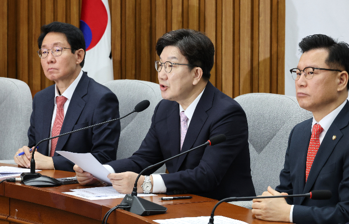 국민의힘 권성동 원내대표(가운데)가 8일 국회에서 열린 원내대책회의에서 발언하고 있다. 연합뉴스