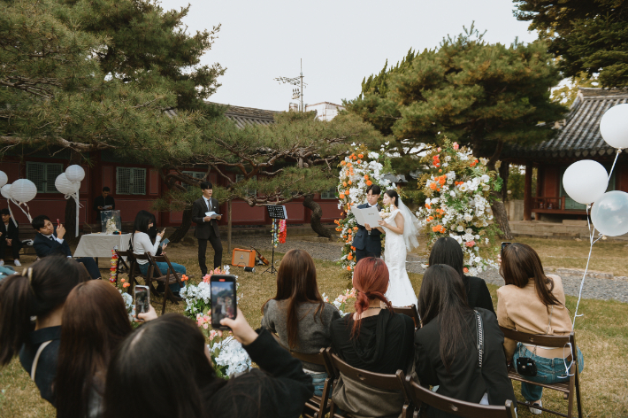 행복 결혼식에 선정된 부부가 경주문화원에서 결혼식을 올리고 있다. 경주시 제공